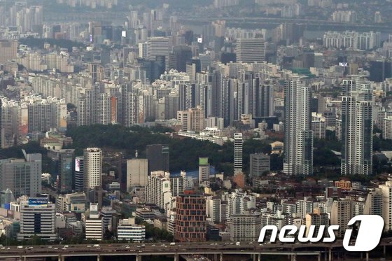 서울 아파트값 6주째 ‘내리막’…’강남불패’ 4개월만에 꺾였다