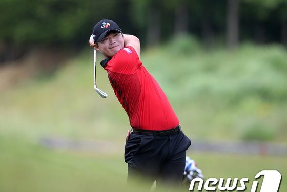 ‘신인’ 배용준, KPGA 한장상 인비테이셔널 첫날 선두 등극