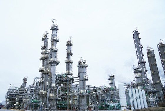석유화학업계, 중간배당 취소·투자계획 조정…’R’ 공포에 안전띠 ‘꽉’
