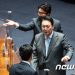 尹-권성동 문자 논란까지…지지율 하락세에 고심 깊어지는 與