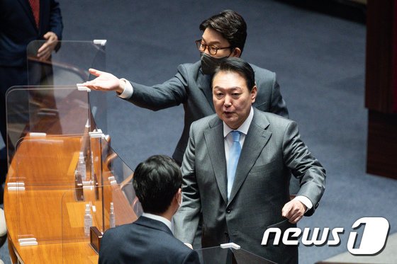 尹-권성동 문자 논란까지…지지율 하락세에 고심 깊어지는 與