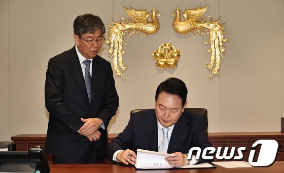 장성철 “尹 지지율, 참모들이 깎아 먹고 있어…비서실장 등 용산 개편해야”