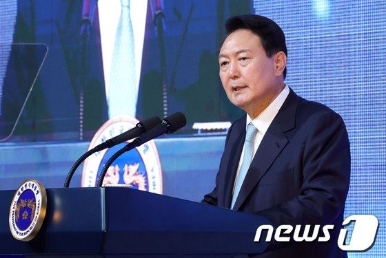 지지율 하락 속 ‘사적 인연’ 논란…尹대통령 직접 해명할까