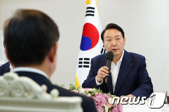 尹대통령 “아베 전 총리 유가족과 日국민 애도·위로”