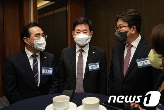 권성동 귀국…’극한대치’ 원구성 협상 타협점 찾을까