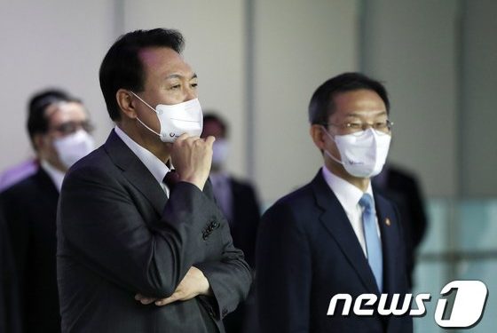 ‘탈북 어민 북송’ 진상규명 꺼냈다…신구 권력 전면전 가나