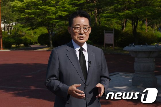 ‘檢 출국금지’ 비웃은 박지원 “코미디, 뒷북치기 계속”