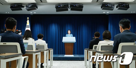 “어제 도어스테핑 재개 아니었다…코로나 안정되면 시작”
