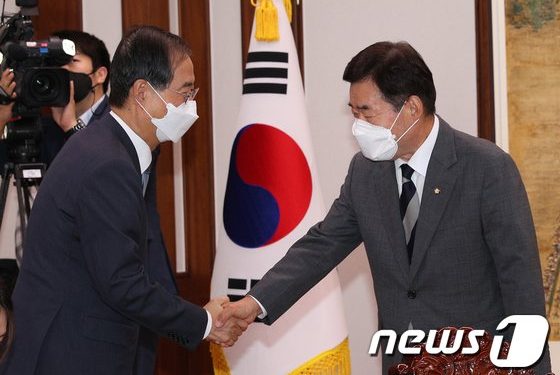 김진표 “尹, 국민 뜻 모으는 모멘텀 만들어야”…한덕수 “규제법안 관리” 요청