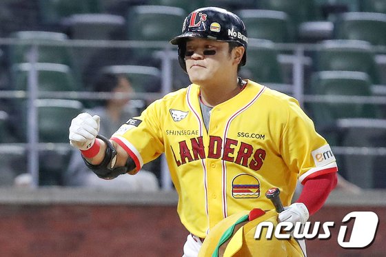 ‘가족들 온 뒤 홈런 펑펑’ SSG 추신수 “이제 후배들과 멀어지겠네요”