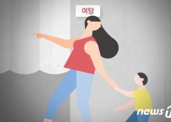 “여탕 들어갈 마지막 기회”…7세 아들 등 떠민 아빠 ‘논란’
