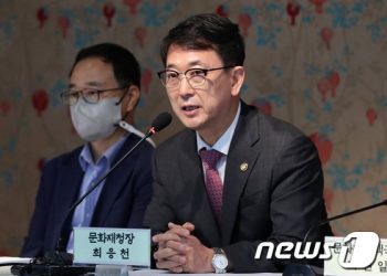 ‘베르사유궁 청와대’ 파장 속 문화재청장 “靑 관리 맡으면 더 손해”