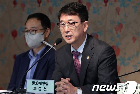 ‘베르사유궁 청와대’ 파장 속 문화재청장 “靑 관리 맡으면 더 손해”