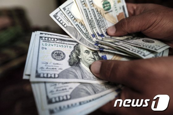 쓰레기장서 현금 1억 ‘줍줍’…사람들 얼마나 몰렸길래 “광기에 폐쇄”