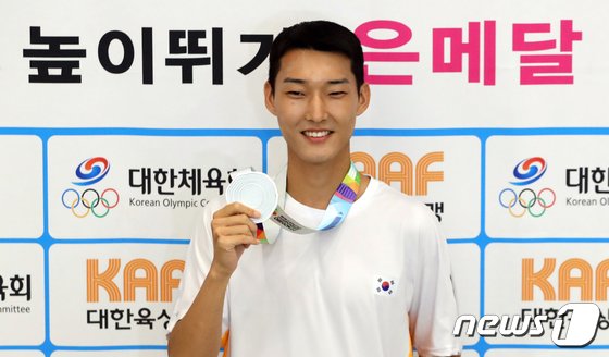 또 역사 쓴 높이뛰기 간판 우상혁, 한국 최초로 월드 랭킹 1위 등극