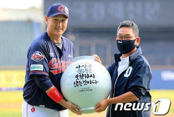 은퇴투어 달항아리 받은 이대호 “축하 받으며 떠날 수 있어 행복하다”