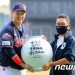 은퇴투어 달항아리 받은 이대호 “축하 받으며 떠날 수 있어 행복하다”