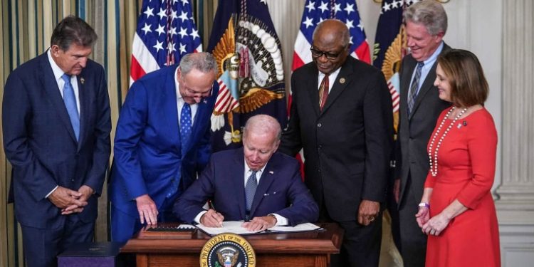 인플레 감축법, 40만불 이하 소득자에 200억불 징수