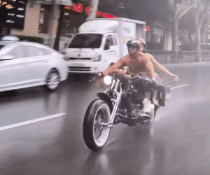 “한국서 저게 가능?”…강남 한복판 비키니女·상탈男 바이크 질주