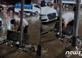 “맨손으로 배수관 뚫었다”…침수 강남역 뜬 ‘마동석 팔뚝’ 슈퍼맨