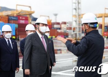 윤 대통령 “항공우주청, 미 NASA처럼 전문가 조직으로 만들 것”