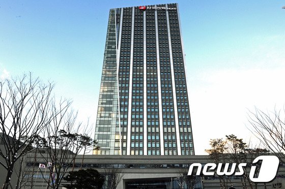 역대 최고 적자 낸 한전, 직원 14%가 1억원 이상 고연봉자