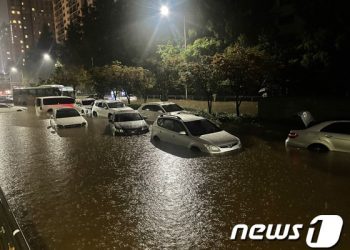 강남 한복판 차 50대 ‘둥둥’, 대치 학원가 ‘정전’…물폭탄 피해 속출