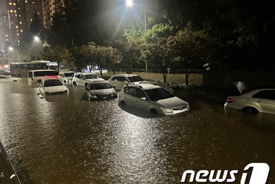 강남 한복판 차 50대 ‘둥둥’, 대치 학원가 ‘정전’…물폭탄 피해 속출