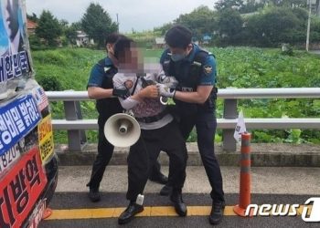 “겁XXX없이 어딜 기어나와”…文 모욕한 시위자, 김 여사가 고소