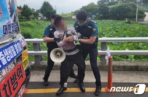 “겁XXX없이 어딜 기어나와”…文 모욕한 시위자, 김 여사가 고소