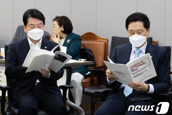 김기현 “인수위 뭐했나” vs 안철수 “위원장 안해봐서 오해”