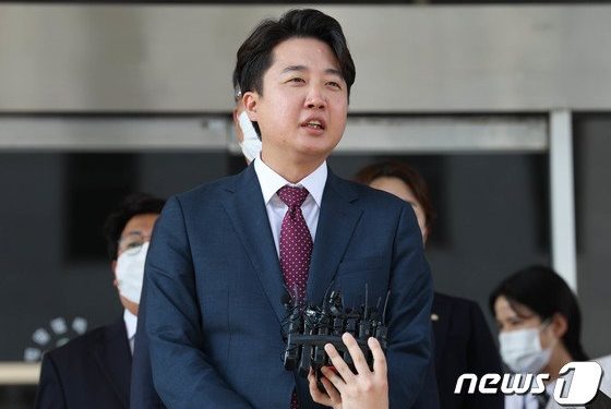 여기저기서 ‘그 입 다물라’→이준석 ‘절대 침묵하지 않아…새로운 세계 온다’