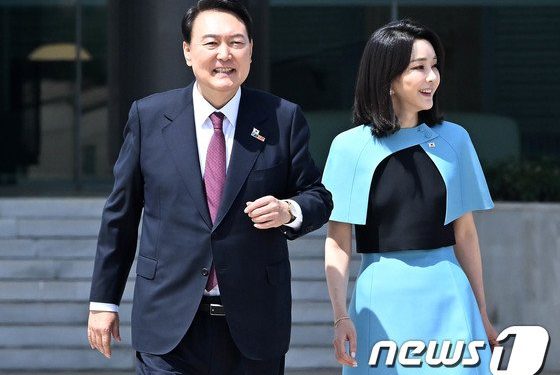 대통령실 “김건희 여사 착용 장신구 2점은 빌리고 1점은 구입”