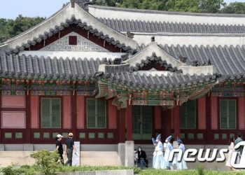 4대 궁궐 소규모 웨딩촬영, 다음 달부터 허가 없이 가능