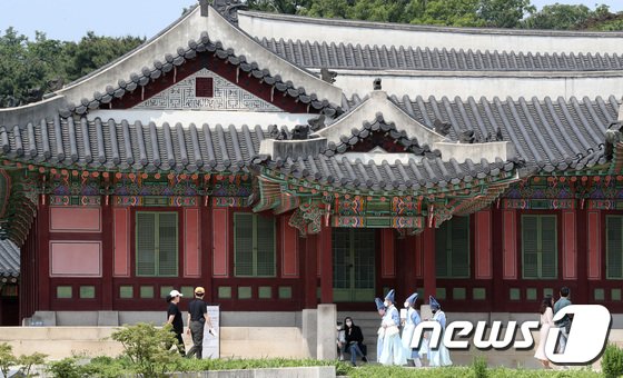 4대 궁궐 소규모 웨딩촬영, 다음 달부터 허가 없이 가능