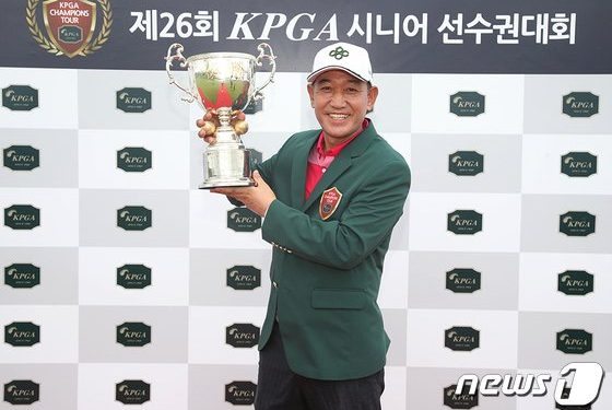 김종덕, KPGA 시니어선수권 대회 2연패…통산 32번째 우승