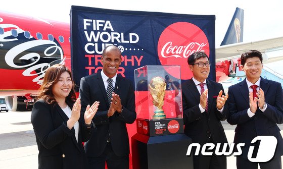 월드컵 분위기 성큼…우승 트로피, 가장 먼저 한국 찾았다