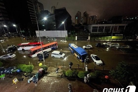 폭우에 전기차 안전할까?…”방수처리됐지만 운행 자제해야”