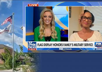 HOA가 집 마당의 성조기를 제거하라고 요청해?!