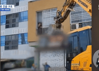 엄마·아기 갇혔는데 불 활활…굴삭기 기사는 삽 거꾸로 끼우고 달렸다