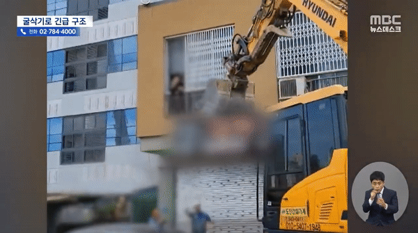 엄마·아기 갇혔는데 불 활활…굴삭기 기사는 삽 거꾸로 끼우고 달렸다