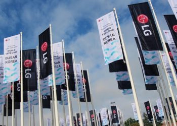 형형색색 냉장고, 휘어지는 게임 TV…’신제품의 향연’ LG전자 전시장