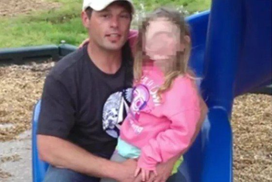 살해된 아들 찾아 연못 물 다 퍼낸 美 엄마…7년 만에 시신 찾았다