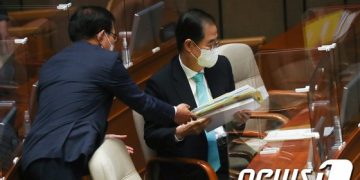 野 “英서 걸어서 16분 거리 뭐했나”…정부 “도보로 움직일 수 없는 상황”