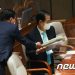 野 “英서 걸어서 16분 거리 뭐했나”…정부 “도보로 움직일 수 없는 상황”