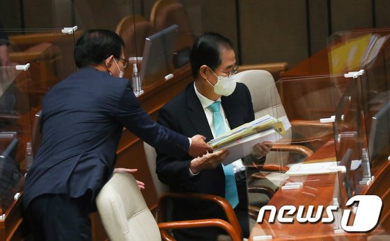 野 “英서 걸어서 16분 거리 뭐했나”…정부 “도보로 움직일 수 없는 상황”