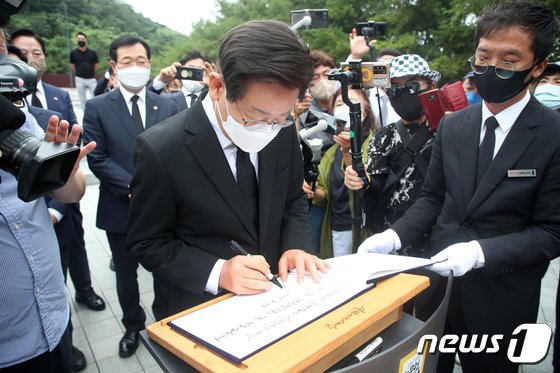 기소된 이재명, 당대표 취임 후 첫 ‘봉하행’…어떤 메시지 던질까