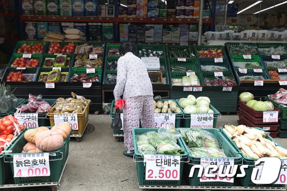 일년 만에 2배 가까이 오른 배추·무…식당서 없어지는 김치·깍두기