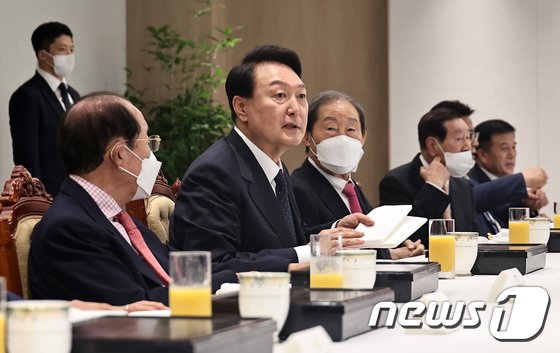 尹대통령, 與반도체특위 위원 오찬…’K-반도체’ 발전 방안 논의