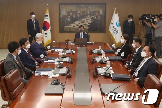 달러·원 환율 1400원 육박…슬슬 고개 드는 10월 ‘빅스텝’ 전망